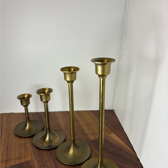 Set Of 4 Vintage Graduated Brass Thin Stemmed Candlestick Holders - Picture 5 of 13